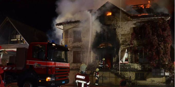 Die Feuerwehr versucht den Vollbrand im Restaurant Sonne in Oberriet SG zu löschen. Die Feuerwehr versucht den Vollbrand im Restaurant Sonne in Oberriet SG zu löschen.