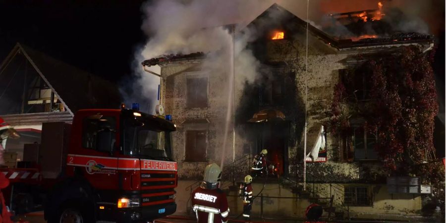 Die Feuerwehr versucht den Vollbrand im Restaurant Sonne in Oberriet SG zu löschen.