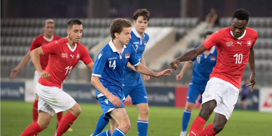 Der Schweizer Dimitri Oberlin (r.) im Duell mit dem Liechtensteiner Benjamin Vogt in einem Fussball U21 EM-Qualifikationsspiel zwischen der Schweiz und Liechtenstein.