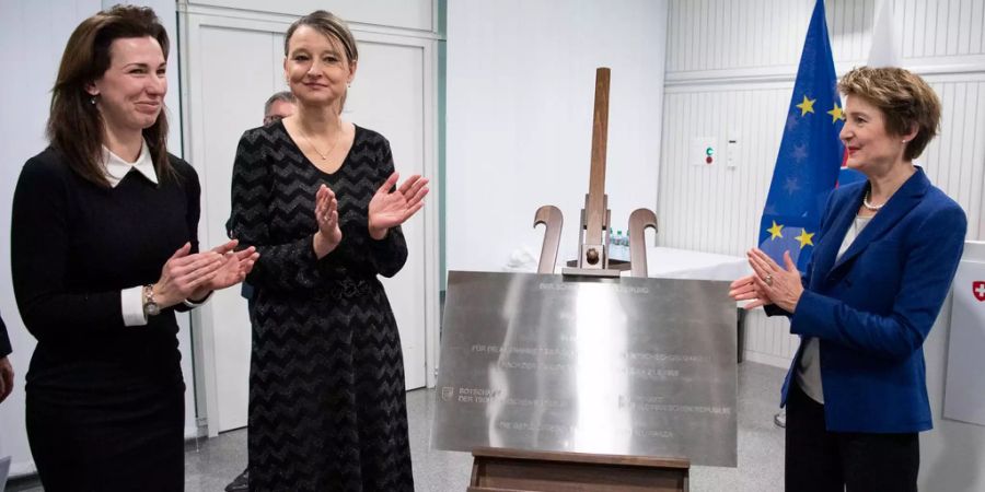 Simonetta Sommaruge (r) nimmt die Gedenktafel von Andrea Elschekova Matisova (M) und Irena Valentova (l) entgegen.