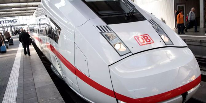 Ein Zug des Typs ICE 4 der Deutschen Bahn (DB) steht in München.