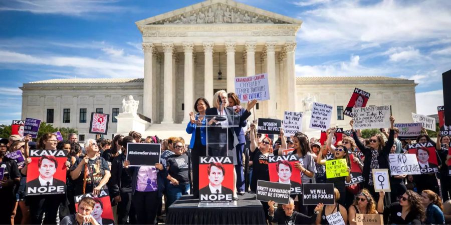 Die demokratische Senatorin aus New York Kristen Gillibrand spricht zu den Protestierenden gegen den Supreme-Court-Kandidaten Brett Kavanaugh vor dem Supreme Court in Washington.