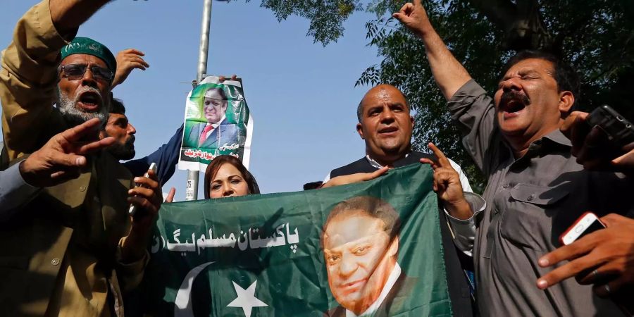 Unterstützer des ehemaligen Premierminister Pakistans Nawaz Sharif feiern, nachdem ein Islamabader Gericht die Freilassung des inhaftierten Politikers beschloss.