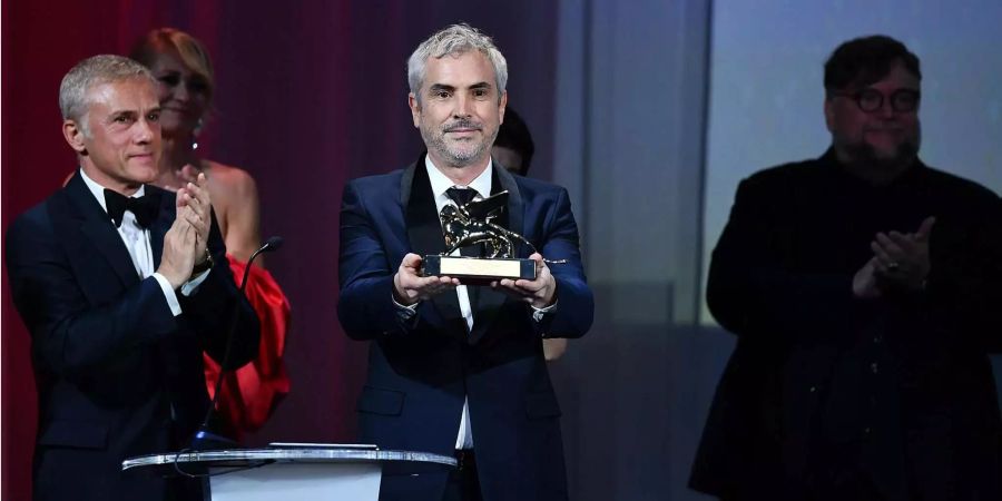 Regisseur Alfonso Cuarón gewinnt den Goldenen Löwen am Filmfestival Venedig. Rechts der ebemfalls aus Mexiko stammende Regisseur Guillermo del Toro, links Schauspieler Christoph Waltz.