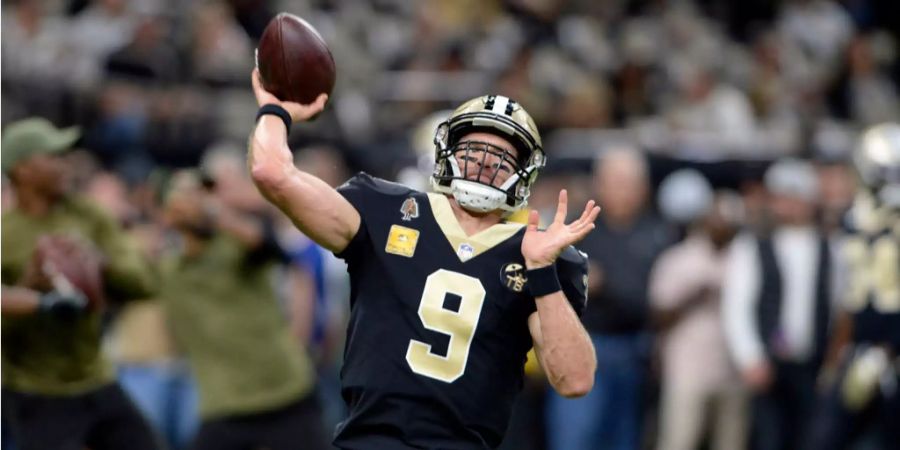 Was für ein Auftritt von Drew Brees und der Offensive der New Orleans Saints. Bereits zur Pause haben die Saints gegen die sonst so starke Defense der Los Angeles Rams 35 Punkte auf dem Konto. Doch das benötigt es auch, um den Rams die erste Saisonniederlage zuzufügen. Brees beendet das Spiel mit 4 Touchdowns (TD) und 346 Yards – 211 davon alleine auf Michael Thomas. Damit stellt Brees Shooting Star Jared Goff in den Schatten. Auch RB Alvin Kamara glänzt beim 45:35-Erfolg. Ihm gelingen 3 TD's.