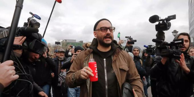 Regisseur Kirill Serebrennikow beteuert seine Unschuld – er verlässt den Gerichtssaal in Moskau. Kirill Serebrennikow