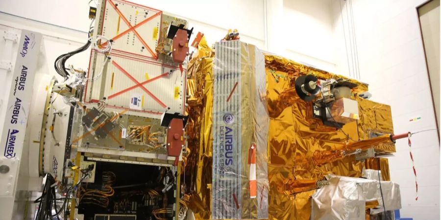 Der Wettersatellit «Metop-C» wird bei Airbus auf seinen bevorstehenden Start vorbereitet.