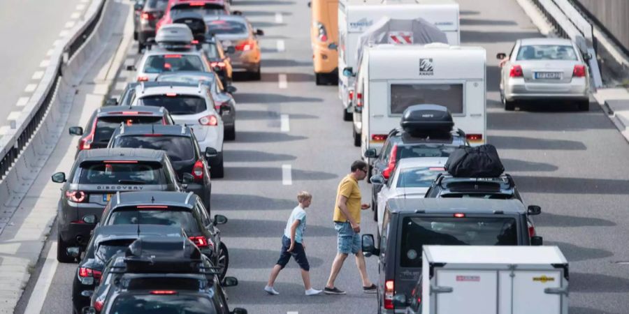 Der Bundesrat will mit Milliarden den Stau auf Autobahnen eindämmen.