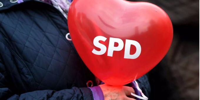 Eine Frau hält während einer eintägigen Bustour zum Wahlkampfauftakt der SPD einen Luftballon in Herzform mit der Aufschrift «SPD». Eine Frau hält während einer eintägigen Bustour zum Wahlkampfauftakt der SPD einen Luftballon in Herzform mit der Aufschrift «SPD».