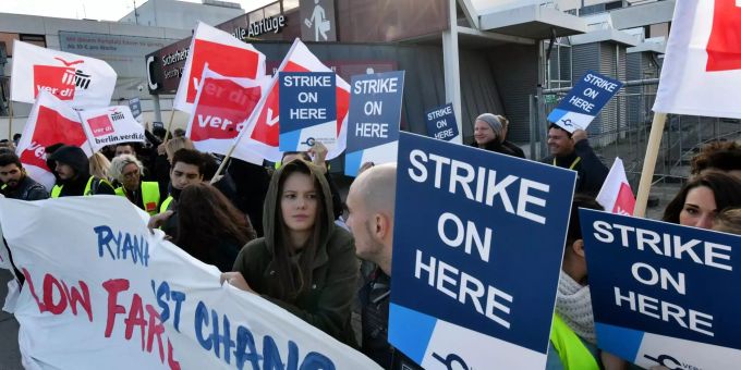 Ryanair verkündete heute Donnerstag die Einigung mit einer deutschen Gewerkschaft. Ryanair-Beschäftigte protestieren vor dem Flughafen in Berlin-Schönefeld.
