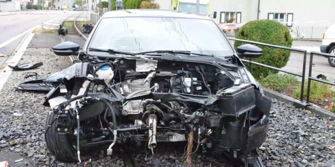 Das total beschädigte Auto steht auf der Bahntrassee.