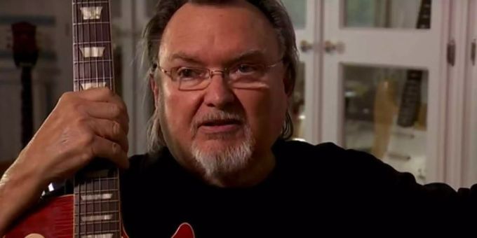 Der ehemalige Lynyrd Skynyrd-Gitarrist Ed King posiert mit seiner Gitarre. Der ehemalige Lynyrd Skynyrd-Gitarrist Ed King posiert mit seiner Gitarre.