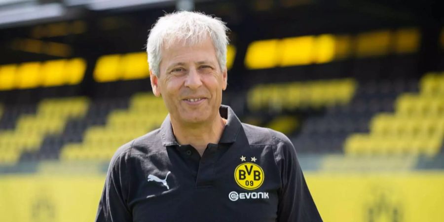 Lucien Favre lächelt bei der Teampräsentation auf dem Trainingsgelände in die Kamera