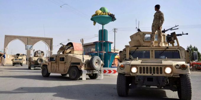 Afghanisches Sicherheitspersonal patrouilliert durch die Strassen von Ghasni (AFG). Afghanisches Sicherheitspersonal patrouilliert durch die Strassen von Ghasni (AFG).