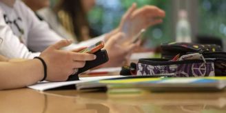 Zug - Regierungsrat will Handys an Schulen nicht regeln Zug - Regierungsrat will Handys an Schulen nicht regeln