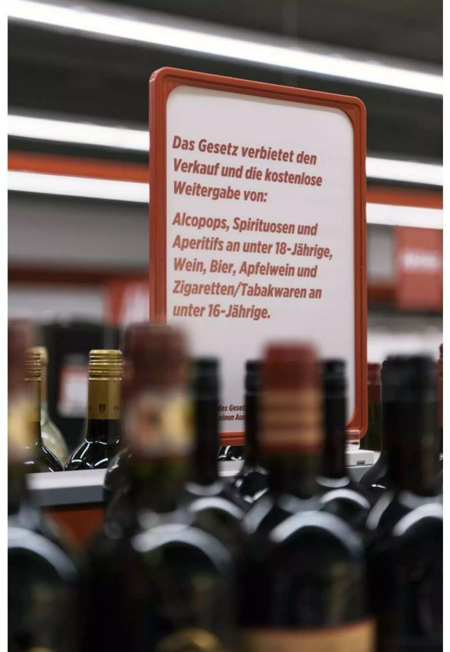 Regelung für den Verkauf von Alkohol und Tabak an Jugendliche in einem Einkaufsladen - Keystone