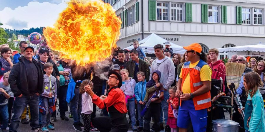 Feuerspucker mit vielen Fans an Jahrmarkt in Degersheim - zvg Gemeinde Degersheim