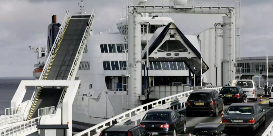Eine Autofähre nähert sich dem Anleger in einem Hafen in der Ostsee.
