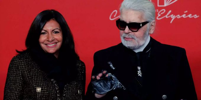Modedesigner Karl Lagerfeld Anne Hidalgo, Bürgermeisterin von Paris, nehmen an der Feierlichkeit zur Beleuchtung auf der Champs-Elysees teil. Viereinhalb Wochen vor Weihnachten hat Modezar Karl Lagerfeld die Festtagsbeleuchtung auf der Pariser Prachtstrasse Champs-Elysees eingeweiht. Modedesigner Karl Lagerfeld Anne Hidalgo, Bürgermeisterin von Paris, nehmen an der Feierlichkeit zur Beleuchtung auf der Champs-Elysees teil. Viereinhalb Wochen vor Weihnachten hat Modezar Karl Lagerfeld die Festtagsbeleuchtung auf der Pariser Prachtstrasse Champs-Elysees eingeweiht.