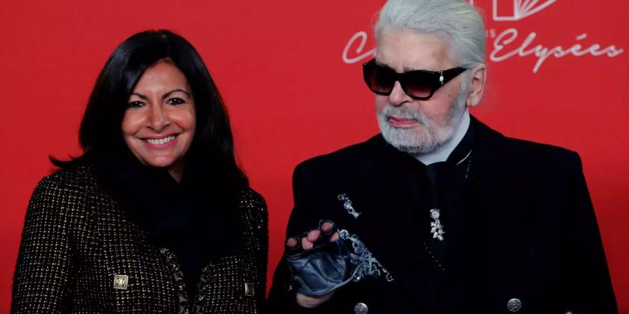 Modedesigner Karl Lagerfeld Anne Hidalgo, Bürgermeisterin von Paris, nehmen an der Feierlichkeit zur Beleuchtung auf der Champs-Elysees teil. Viereinhalb Wochen vor Weihnachten hat Modezar Karl Lagerfeld die Festtagsbeleuchtung auf der Pariser Prachtstrasse Champs-Elysees eingeweiht.