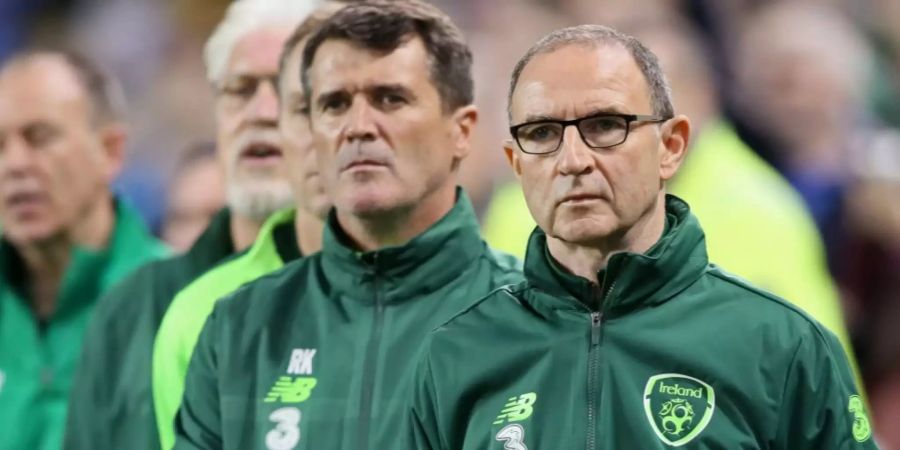 Martin O'Neill (r.) und Roy Keane (2. v. r.) stehen bei der irischen Hymne.