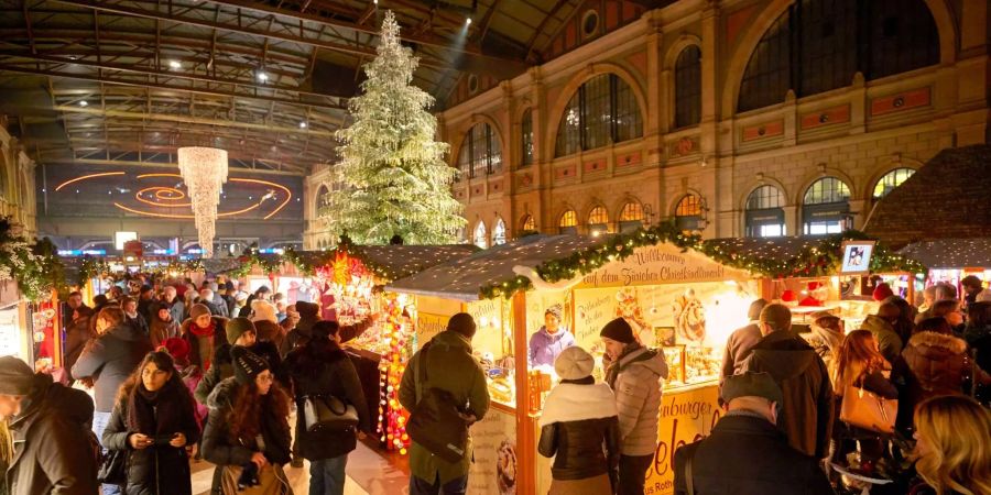 Der Swarovskibaum ist das Highlight des Christkindlimarkts im Zürcher Hauptbahnhof.