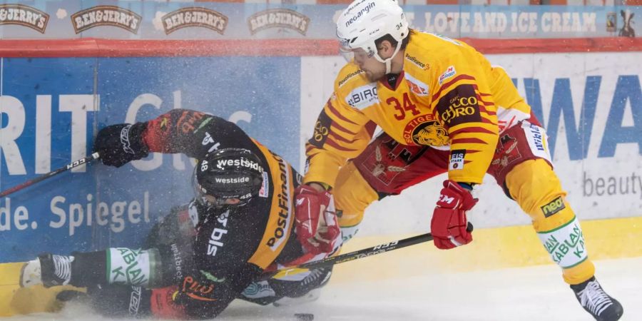 Berns Matthias Bieber, links, im Duell mit Tigers Claudio Cadonau, rechts, während dem Spiel zwischen dem SC Bern und den SCL Tigers.