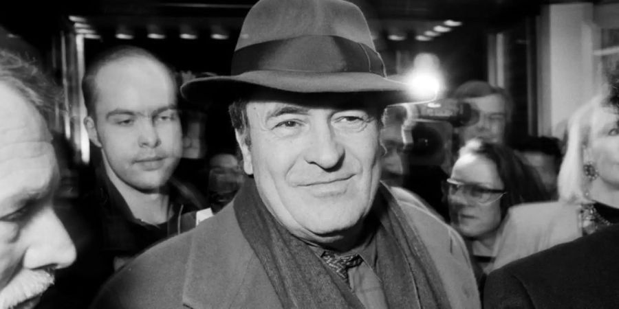 Der itlaienische Regisseur Bernardo Bertolucci (Mitte) an einem Event in Zürich im Fabruar 1994.