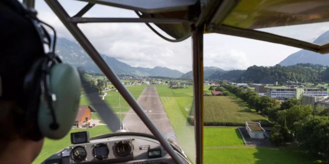 Ein Pilot fliegt seine Maschine.