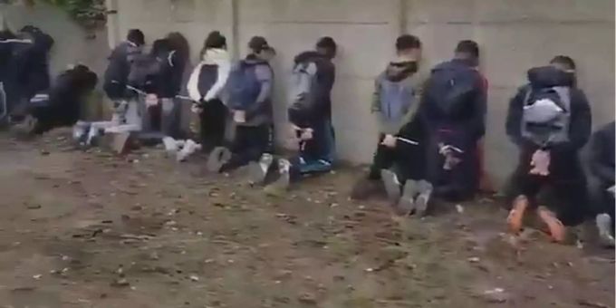 Schüler in Frankreich müssen niederknien. Schüler in Frankreich müssen niederknien.