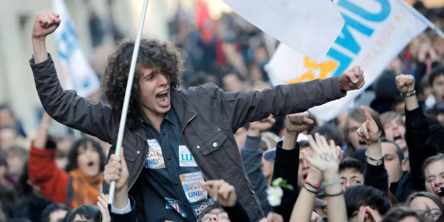 Ein Student motiviert andere zum Protest.
