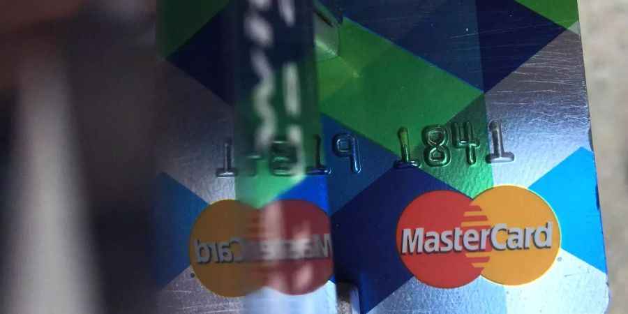 Ein Kunde führt seine Mastercard in einen Automaten ein um seine Parkgebühren in Haverhill, Massachusetts (USA) zu zahlen.