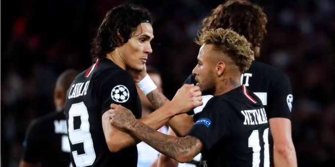Edinson Cavani und Teamkollege Neymar im Champions-League-Gruppenspiel gegen Roter Stern Belgrad. Edinson Cavani und Teamkollege Neymar im Champions-League-Gruppenspiel gegen Roter Stern Belgrad.