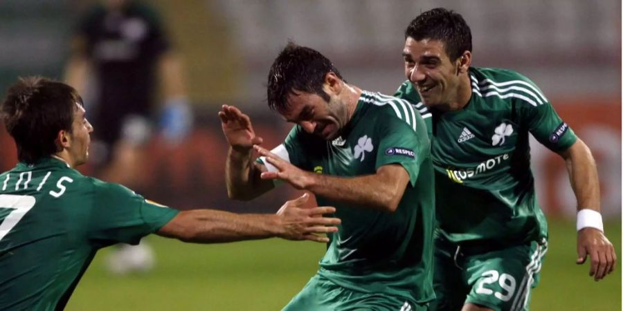 Panathinaikos-Spieler Giorgos Karagounis (mitte) feiert mit seinem Kollegen Stiris Ninis (l) und Kostas Katsouranis (r) seinen Torschuss.
