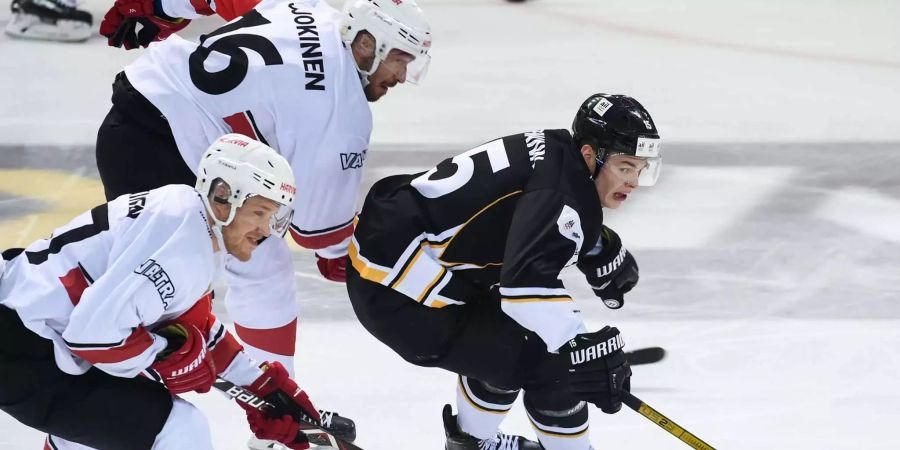 in der Champions Hockey League zwischen dem HC Lugano und  JYP Jyväskylä setzt sich Luganos Gregory Hofmann gegen zwei Gegenspieler durch.