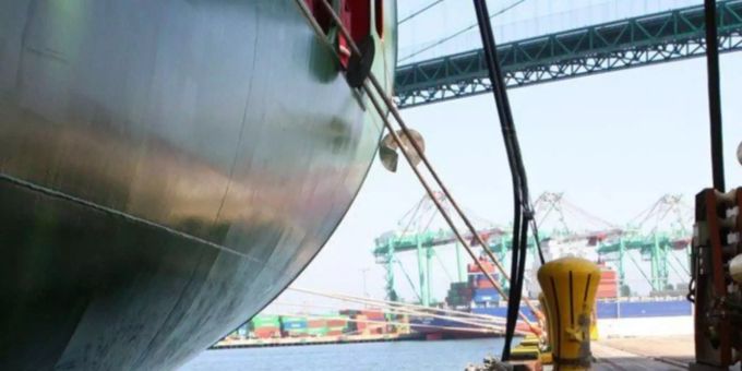 Ein Schiff an einem griechischen Industrie-Hafen. (Symbolbild) Ein Schiff an einem griechischen Industrie-Hafen. (Symbolbild)