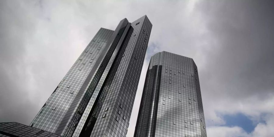 Dunkle Wolken ziehen über der Zentrale der Deutschen Bank im Frankfurter Bankenviertel hinweg.