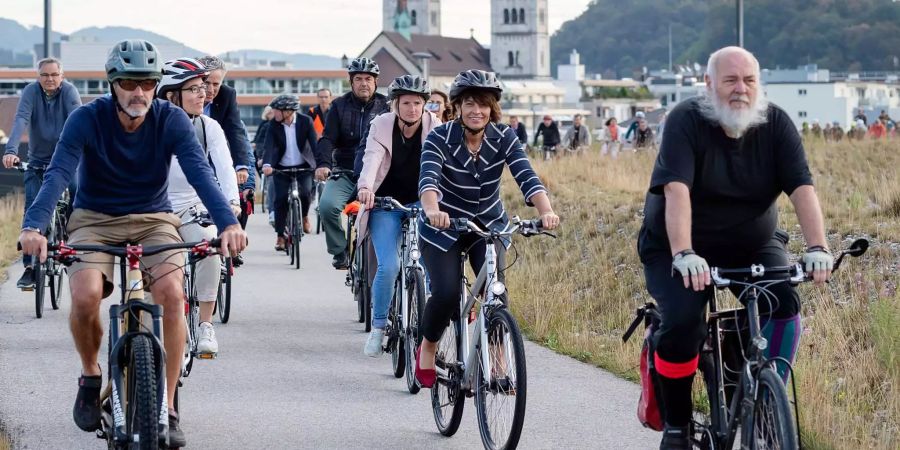 Bundesraetin Doris Leuthard, Mitte, fährt an einem Informationsanlass zum «Bundesbeschluss Velo» auf einem Fahrrad auf der Veloroute 50 in Olten.