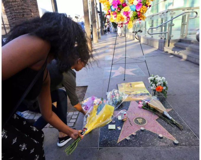 Fans legen auf dem «Walk of Fame»-Stern von Stan Lee in Los Angeles Blumen nieder. Fans legen auf dem «Walk of Fame»-Stern von Stan Lee in Los Angeles Blumen nieder.