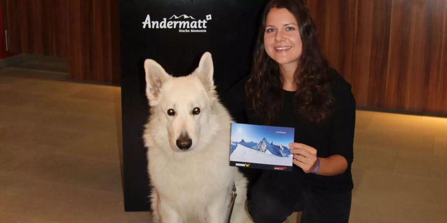 Die glückliche Gewinnerin eines 200 Franken Gutscheins der Mammut Alpine School Manuela Gehrig mit ihrem Hund Milo.