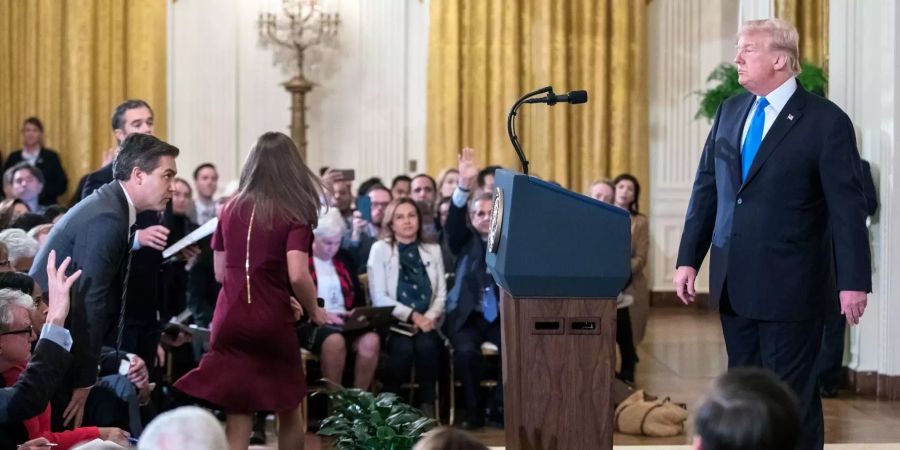 Ein Bildausschnitt aus einem Video, in dem sich Us-Präsident Donald Trump eine Diskussion mit CNN-Reporter Jim Acosta liefert und dem eine Praktikantin das Mikro weggerissen hat.