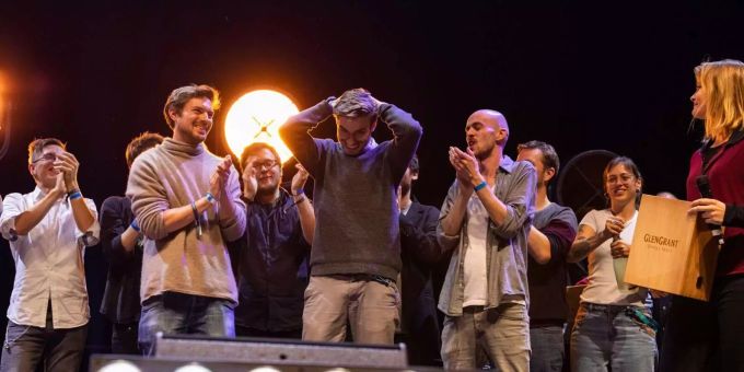 Jean Philippe Kindler gewinnt im Hallenstadion in Zürich die 22. Deutschsprachigen Poetry Slam Meisterschaften. Jean Philippe Kindler gewinnt im Hallenstadion in Zürich die 22. Deutschsprachigen Poetry Slam Meisterschaften.