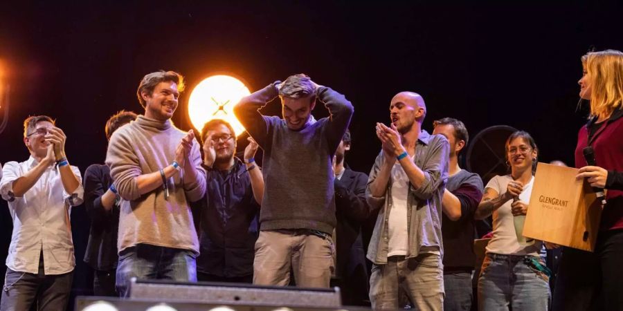 Jean Philippe Kindler gewinnt im Hallenstadion in Zürich die 22. Deutschsprachigen Poetry Slam Meisterschaften.