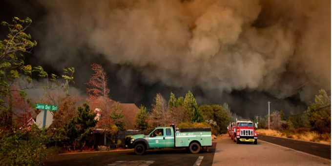 Die Stadt Paradise im Norden von Kalifornien ist von den Flammen des Waldbrandes umhüllt. Die Stadt Paradise im Norden von Kalifornien ist von den Flammen des Waldbrandes umhüllt.
