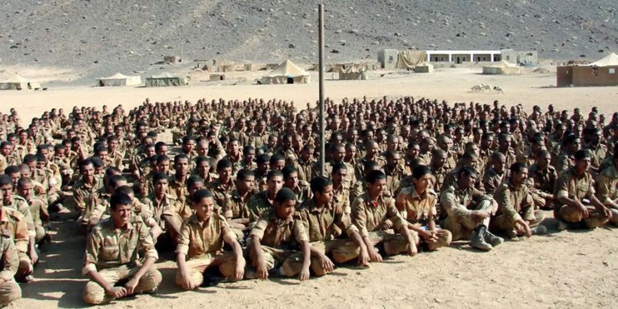 Die jemenitischen Soldaten sitzen auf dem Boden.