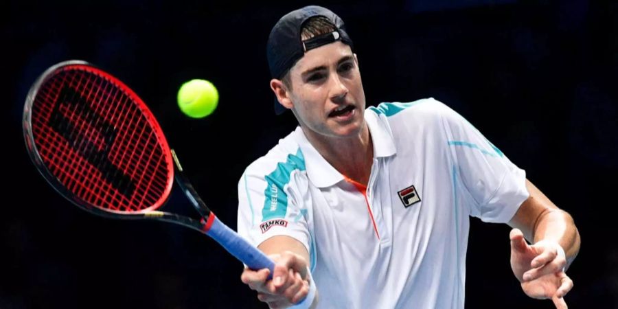 John Isner spielt eine Vorhand im 2. Gruppenspiel gegen Marin Cilic an den ATP-Finals in London.