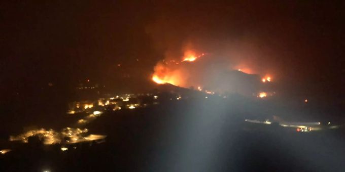 «Um 3.20 Uhr geht der Kampf aus der Luft mit Helikoptern weiter», schrieb die LA-County-Feuerwehr zu ihrem Tweet. Die Flammen des Woolsey-Feuers nahe Malibu, Kalifornien (US) brennen auch in der Nacht weiter.