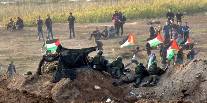 Israelische Truppen nehmen Stellung ein an der Grenze zum Gazastreifen. (Symbolbild) Israelische Truppen nehmen Stellung ein an der Grenze zum Gazastreifen.