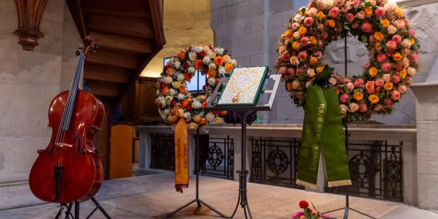 Blumen und ein Cello an der Gedenkfeier für Beat Richner.