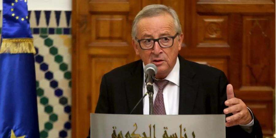 EU-Kommissionspräsident Jean-Claude Juncker spricht bei einem Treffen mit dem tunesischen Ministerpräsidenten Chahed.